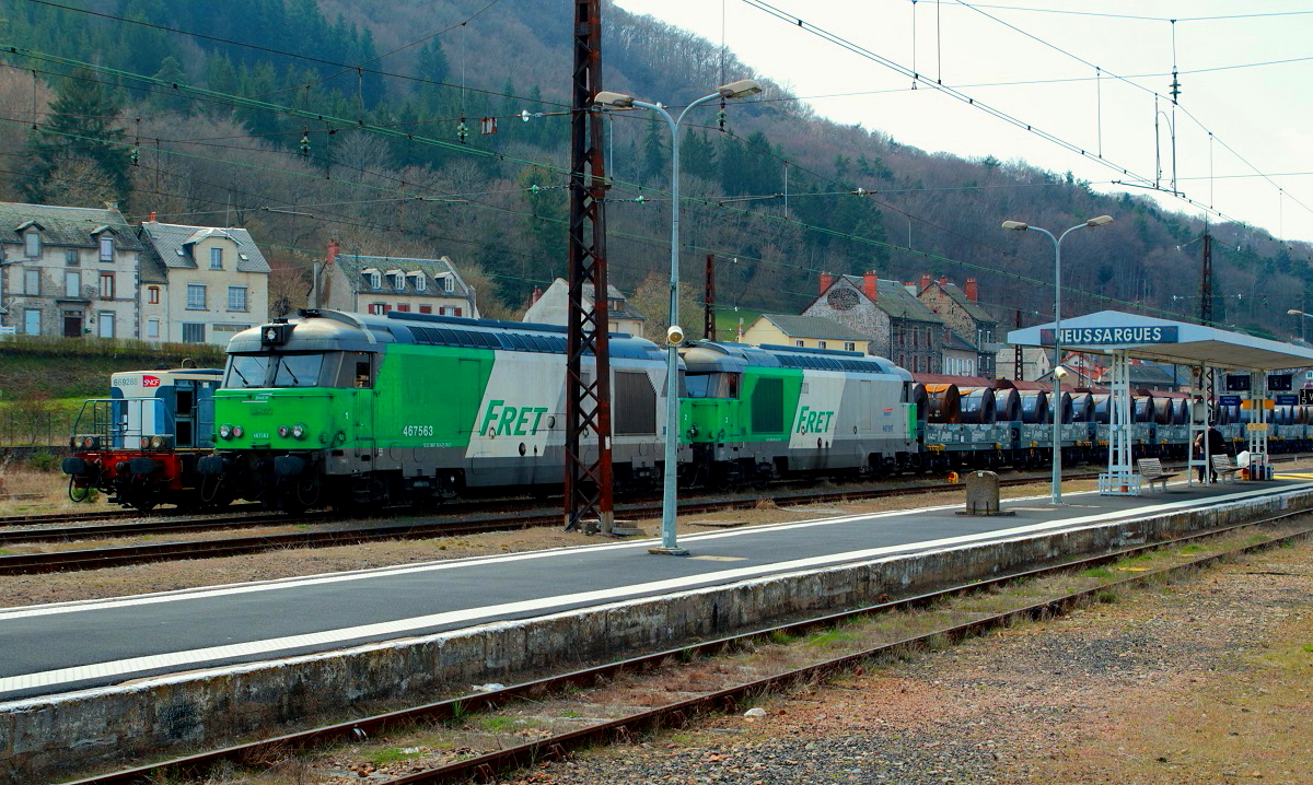 Trotz Oberleitung waren am 06.04.2017 keine elektrischen Fahrzeuge im Bahnhof Neussargues anzutreffen. Auch der Güterzug, der um 15.00 Uhr den Bahnhof in südlicher Richtung verlassen sollte, war mit BB 67563 und einer weiteren BB 67000 bespannt, daneben lugt noch BB 69285 hervor.