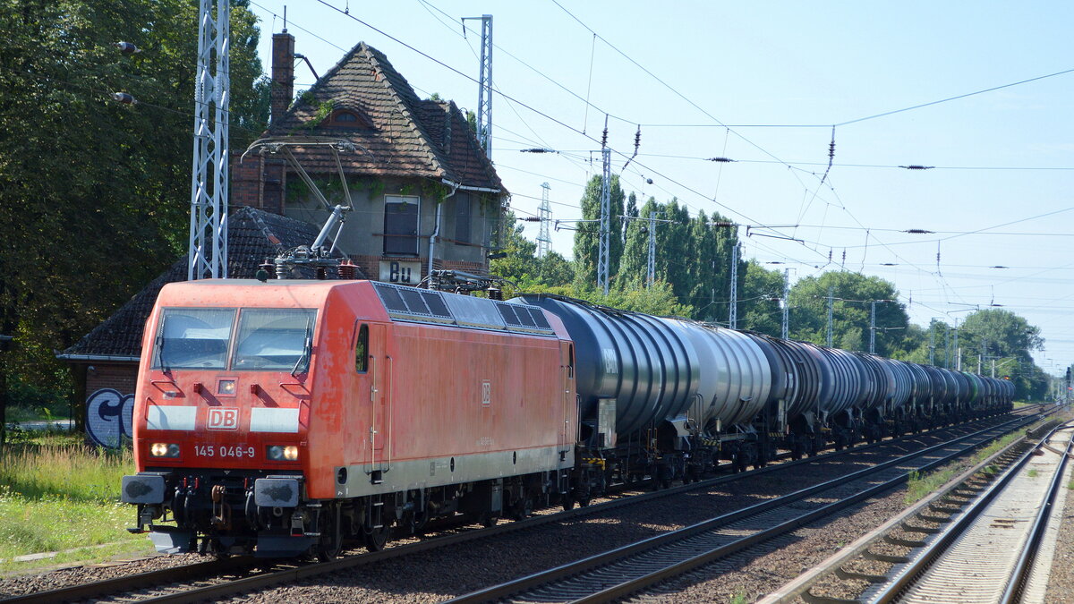 Trotz Streik, auch hier im Osten Deutschlands fuhren noch einige DB Cargo Leistungen. DB Cargo AG [D] mit  145 046-9  [NVR-Nummer: 91 80 6145 046-9 D-DB] und Kesselwagenzug (leer) Richtung Stendell am 12.08.21 Berlin Buch.  