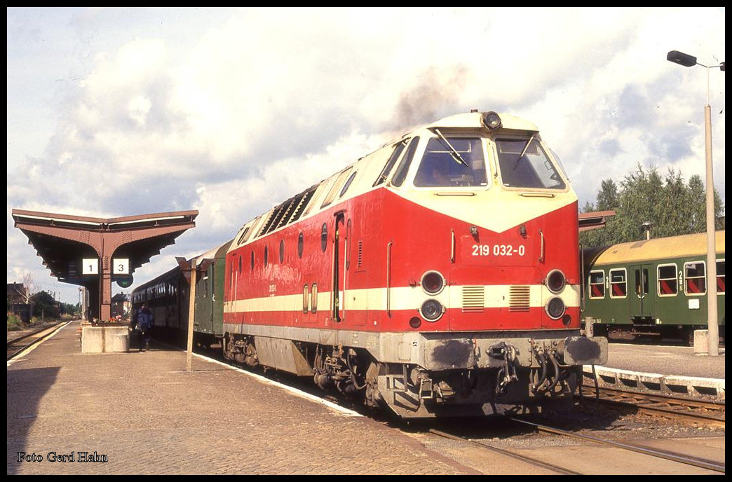 Trotz der technischen Probleme und Klagen über die Rumänien Loks bin ich ein Fan der Loktype. Mir gefällt das U-Boot! Am 29.8.1993 traf ich um 11.30 Uhr 219032 auf Gleis 2 im Bahnhof Salzwedel an.