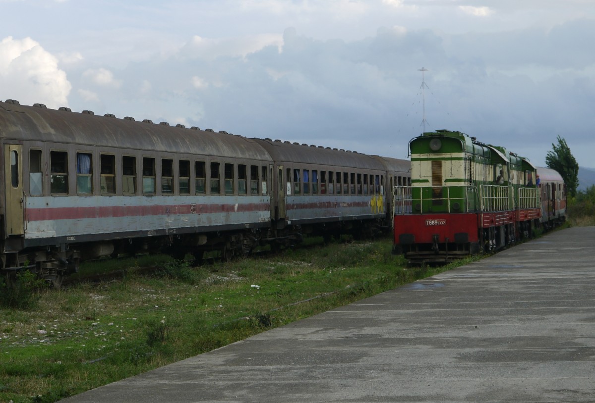 Trotz bermotorisierung wegen Doppeltraktion (T669 1032 und 49) trifft der Nachmittagszug aus Durres mit 40 Min. Versptung in Shkoder ein.