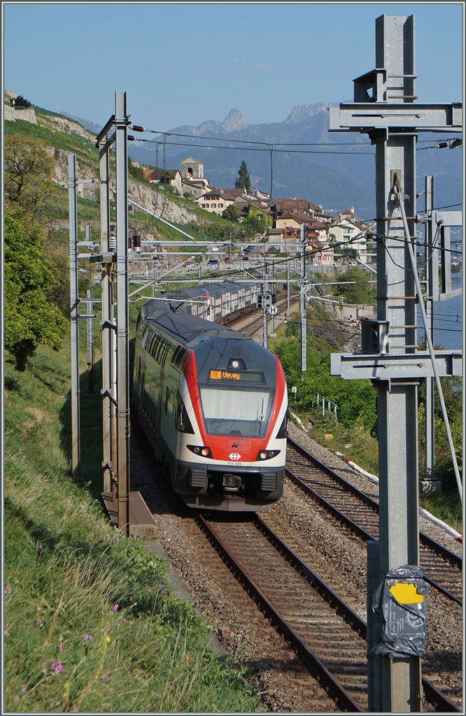 Trotz vieler Masten und moderner Züge vermag das Lavaux weiterhin seinen besonderen Reiz auszustrahlen. 
Der SBB RABe 511 als RE 3229 zwischen Rivaz und St-Saphorin.
31. August 2015