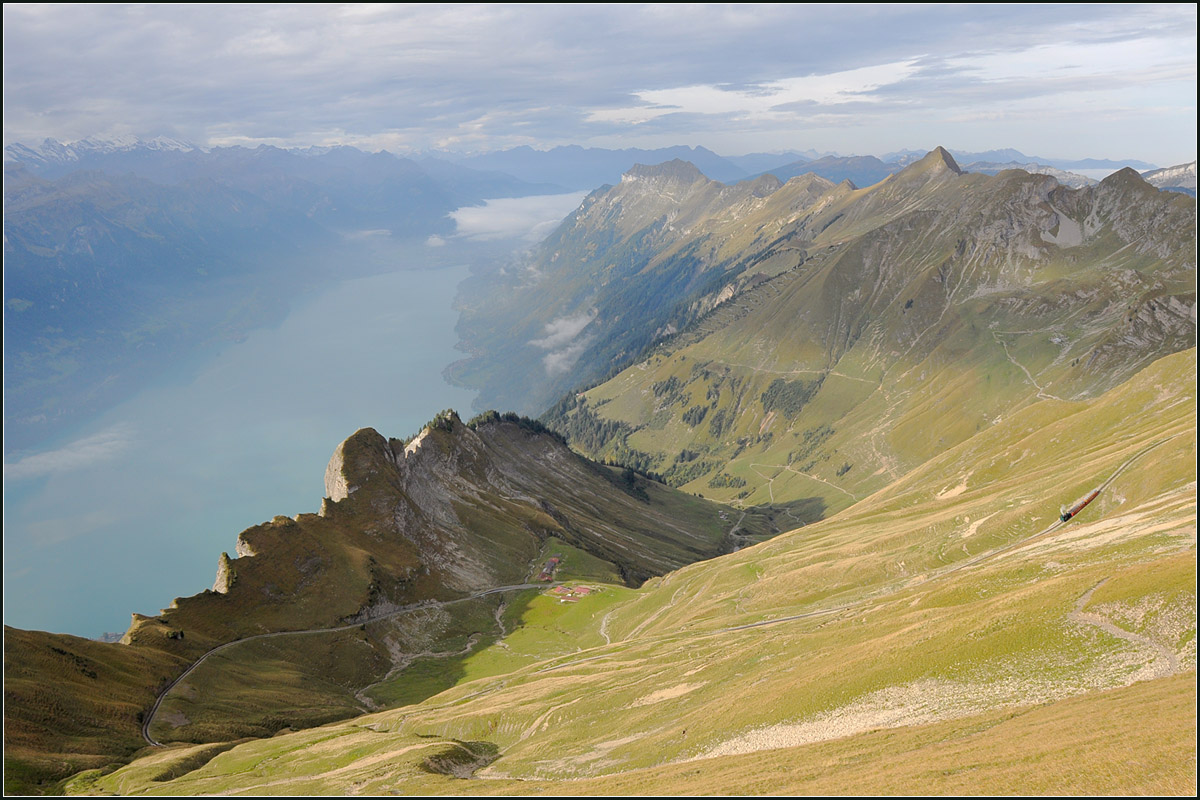 Trotzdem leicht auffindbar -

... ist der Zug der Brienzer Rothornbahn, obwohl dieser im Vergleich zur Landschaft doch nur sehr winzig ist.

29.09.2013 (j)
