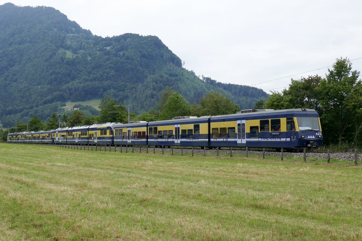 Trucker Festival am 24.7.18 auf dem Flugplatz Interlaken.

Als ich durch die Trucker Meile lief und an dieser Stelle war, entschloss ich mich ein paar Min zu warten und spontan diesen Zug zu fotografieren.

Mit dem führenden ABt 421 mit ABDeh 8/8 321 + ABt 422 und ABDeh 8/8 322.