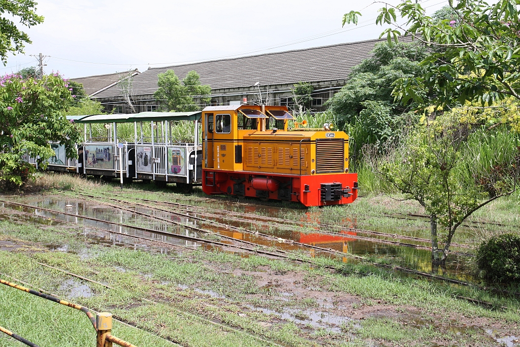 TSC 151 (C-dh, DIEMA, Bj.1977, Fab.Nr. 4050) fährt am 04.Juni 2017 im Suantou Zhecheng Cultural Park als Leerpersonenzug von der Endstelle zur Anfangstelle der Touristenfahrten.