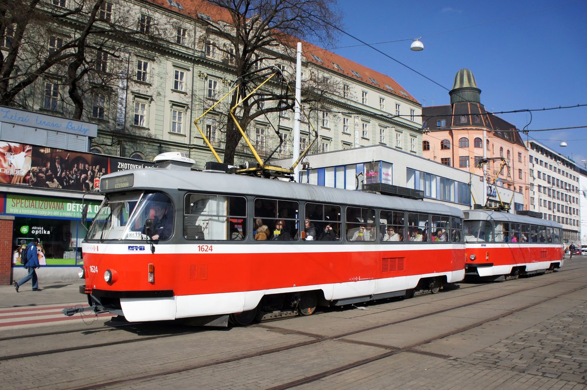 Tschechien / Straßenbahn (Tram) Brno / Brünn: Tatra T3G - Wagen 1624 sowie Tatra T3G - Wagen 1625 von Dopravní podnik města Brna a.s. (DPMB), aufgenommen im März 2017 am Hauptbahnhof der tschechischen Stadt Brünn. 