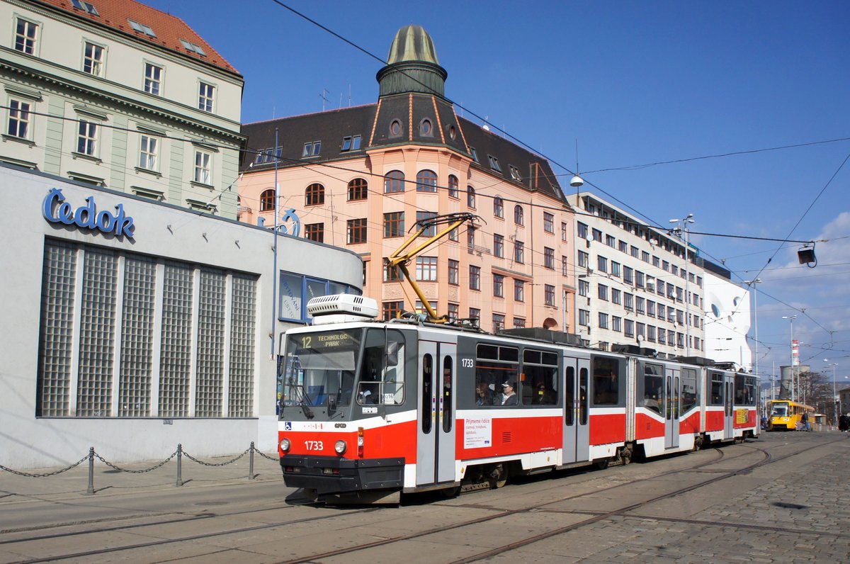 Tschechien / Straßenbahn (Tram) Brno / Brünn: Tatra KT8D5N - Wagen 1733 von Dopravní podnik města Brna a.s. (DPMB), aufgenommen im März 2017 am Hauptbahnhof der tschechischen Stadt Brünn. 