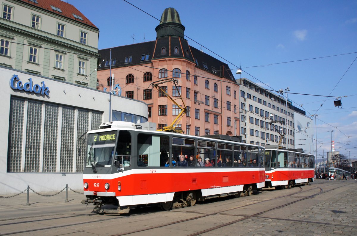 Tschechien / Straßenbahn (Tram) Brno / Brünn: Tatra T6A5 - Wagen 1217 sowie Tatra T6A5 - Wagen 1218 von Dopravní podnik města Brna a.s. (DPMB), aufgenommen im März 2017 am Hauptbahnhof der tschechischen Stadt Brünn. 