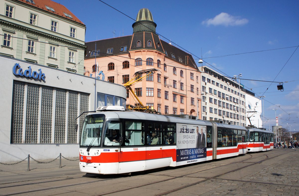 Tschechien / Straßenbahn (Tram) Brno / Brünn: Vario LF2R.E - Wagen 1088 sowie Vario LFR.E - Wagen 1541 von Dopravní podnik města Brna a.s. (DPMB), aufgenommen im März 2017 am Hauptbahnhof der tschechischen Stadt Brünn. 