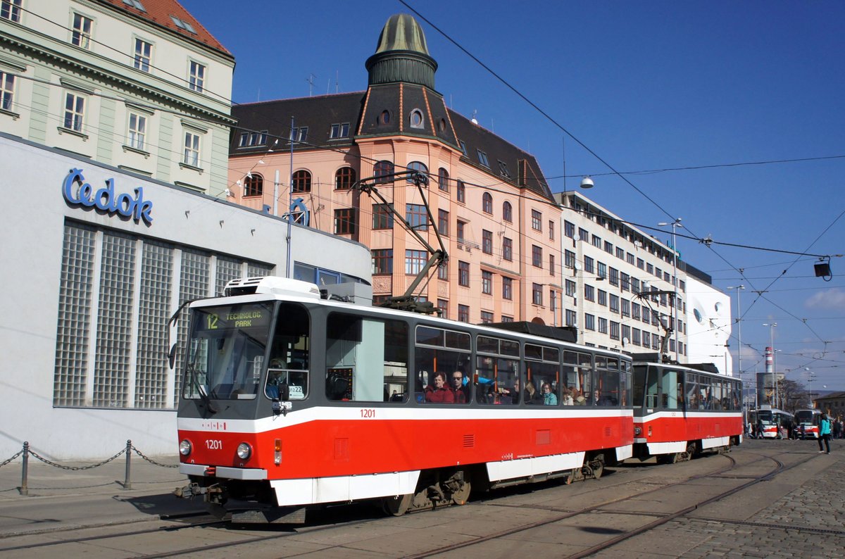 Tschechien / Straßenbahn (Tram) Brno / Brünn: Tatra T6A5 - Wagen 1201 sowie Tatra T6A5 - Wagen 1202 von Dopravní podnik města Brna a.s. (DPMB), aufgenommen im März 2017 am Hauptbahnhof der tschechischen Stadt Brünn.