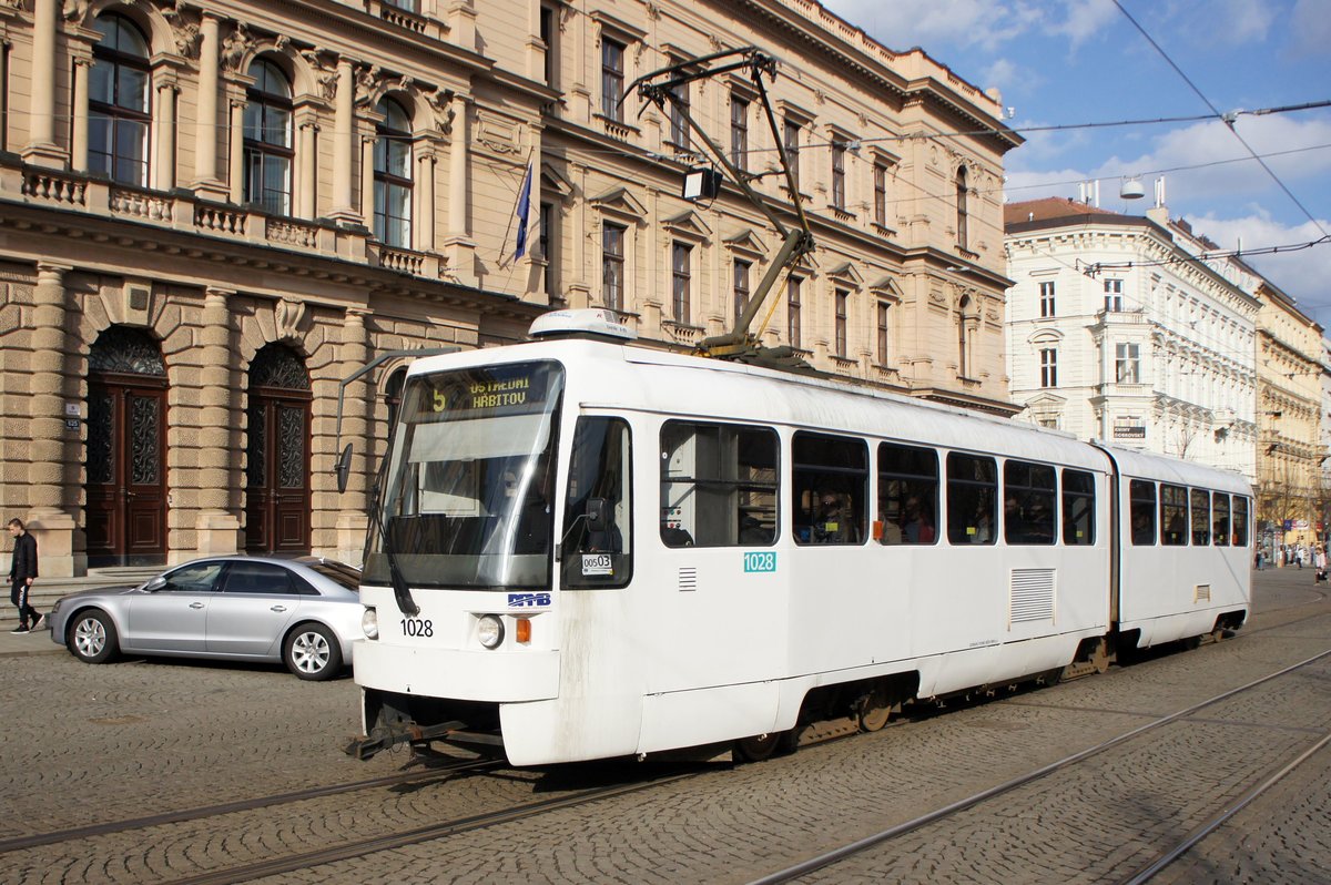 Tschechien / Straenbahn (Tram) Brno / Brnn: Tatra K2R - Wagen 1028 von Dopravn podnik města Brna a.s. (DPMB), aufgenommen im Mrz 2017 im Innenstadtbereich der tschechischen Stadt Brnn.