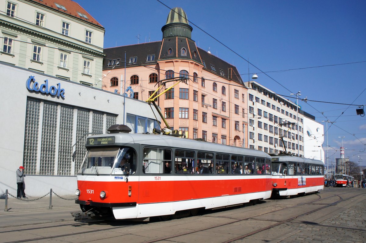 Tschechien / Straßenbahn (Tram) Brno / Brünn: Tatra T3R.EV - Wagen 1531 sowie Tatra T3R.EV - Wagen 1562 von Dopravní podnik města Brna a.s. (DPMB), aufgenommen im März 2017 am Hauptbahnhof der tschechischen Stadt Brünn. 