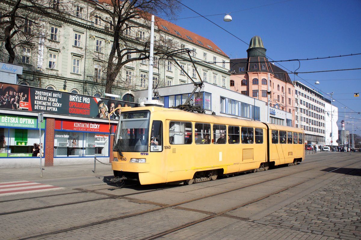 Tschechien / Straßenbahn (Tram) Brno / Brünn: Tatra K2R.03 - Wagen 1060 von Dopravní podnik města Brna a.s. (DPMB), aufgenommen im März 2017 am Hauptbahnhof der tschechischen Stadt Brünn. 