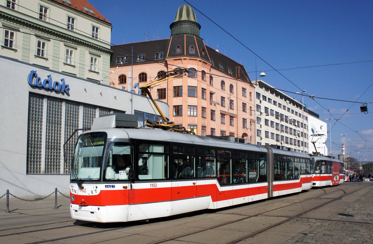Tschechien / Straßenbahn (Tram) Brno / Brünn: Vario LF2R.E - Wagen 1102 sowie Vario LFR.E - Wagen 1523 von Dopravní podnik města Brna a.s. (DPMB), aufgenommen im März 2017 am Hauptbahnhof der tschechischen Stadt Brünn. 