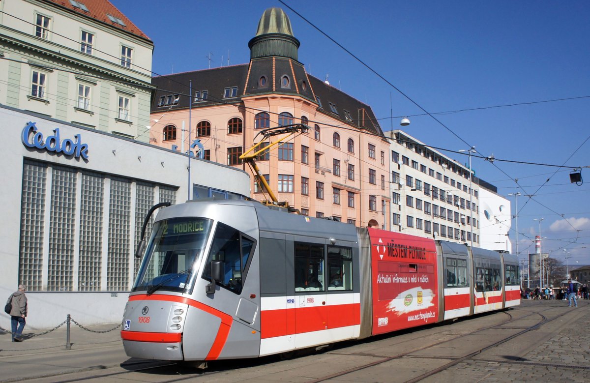 Tschechien / Straßenbahn (Tram) Brno / Brünn: Škoda 13T Elektra - Wagen 1908 von Dopravní podnik města Brna a.s. (DPMB), aufgenommen im März 2017 am Hauptbahnhof der tschechischen Stadt Brünn. 