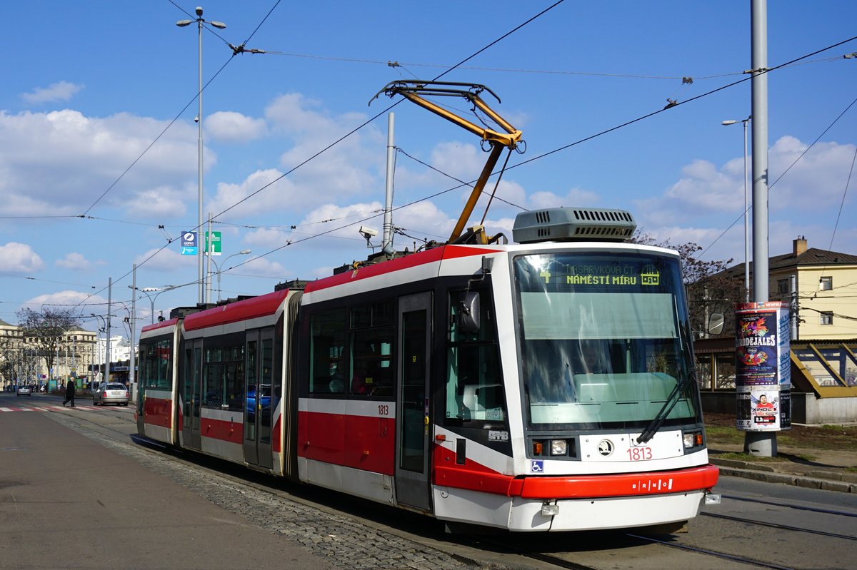 Tschechien / Straßenbahn (Tram) Brno / Brünn: Škoda 03T6 Anitra - Wagen 1813 von Dopravní podnik města Brna a.s. (DPMB), aufgenommen im März 2017 am Hauptbahnhof der tschechischen Stadt Brünn. 