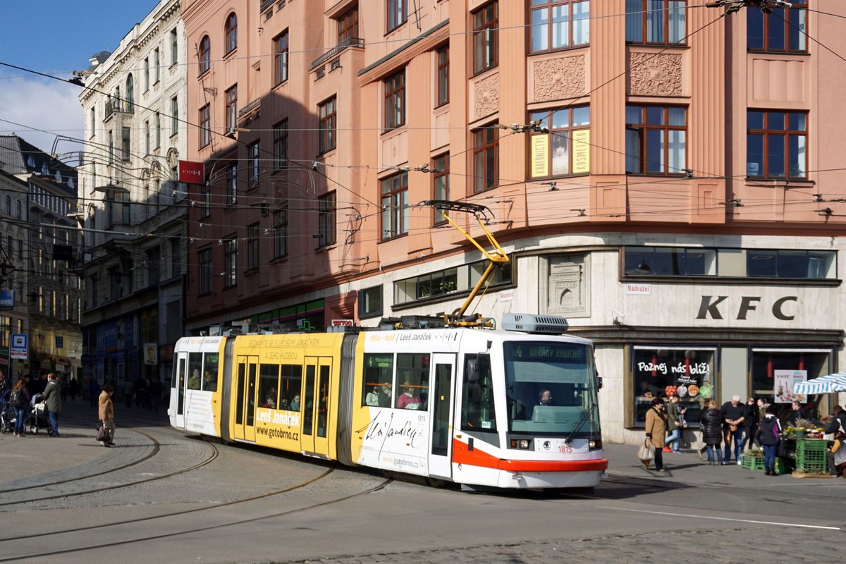 Tschechien / Straßenbahn (Tram) Brno / Brünn: Škoda 03T6 Anitra - Wagen 1815 von Dopravní podnik města Brna a.s. (DPMB), aufgenommen im März 2017 am Hauptbahnhof der tschechischen Stadt Brünn.
