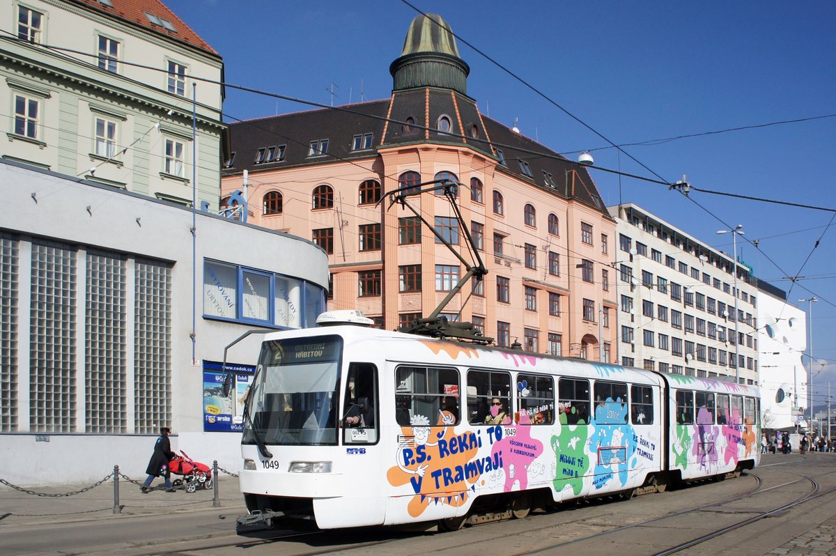 Tschechien / Straßenbahn (Tram) Brno / Brünn: Tatra K2R.03-P - Wagen 1049 von Dopravní podnik města Brna a.s. (DPMB), aufgenommen im März 2017 am Hauptbahnhof der tschechischen Stadt Brünn. 