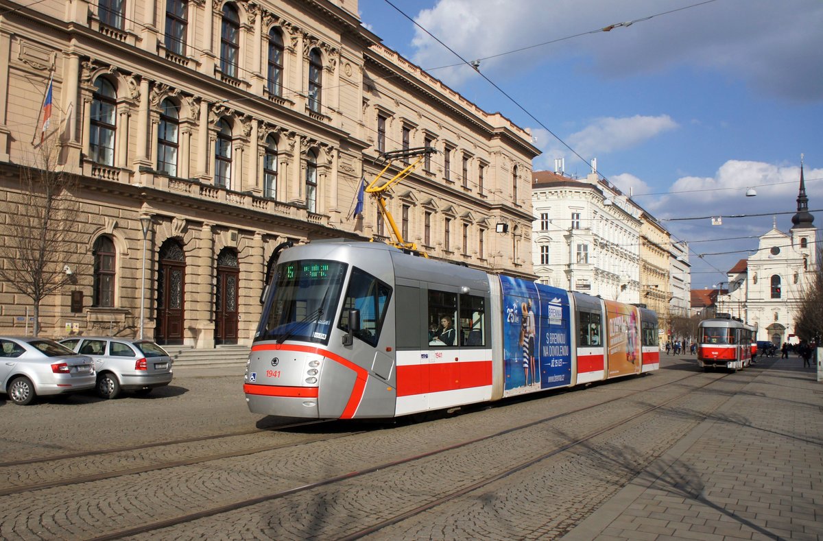 Tschechien / Straßenbahn (Tram) Brno / Brünn: Škoda 13T Elektra - Wagen 1941 von Dopravní podnik města Brna a.s. (DPMB), aufgenommen im März 2017 im Innenstadtbereich der tschechischen Stadt Brünn.