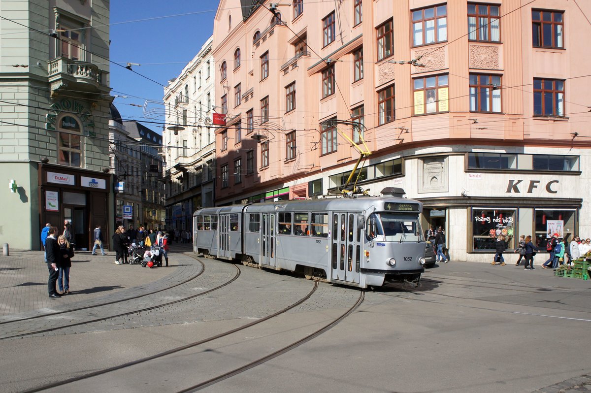 Tschechien / Straßenbahn (Tram) Brno / Brünn: Tatra K2P - Wagen 1052 von Dopravní podnik města Brna a.s. (DPMB), aufgenommen im März 2017 am Hauptbahnhof der tschechischen Stadt Brünn. 