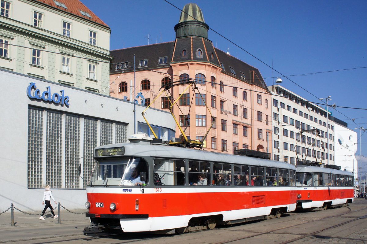 Tschechien / Straßenbahn (Tram) Brno / Brünn: Tatra T3G - Wagen 1613 sowie Tatra T3G - Wagen 1614 von Dopravní podnik města Brna a.s. (DPMB), aufgenommen im März 2017 am Hauptbahnhof der tschechischen Stadt Brünn. 
