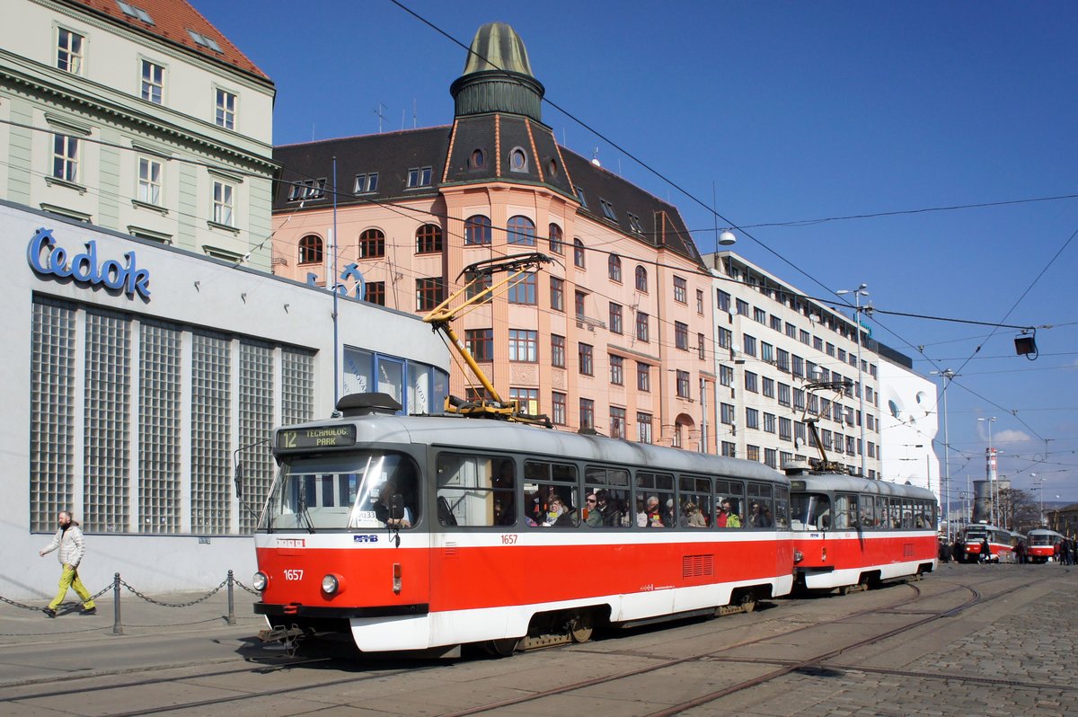 Tschechien / Straßenbahn (Tram) Brno / Brünn: Tatra T3R.PV - Wagen 1657 sowie Tatra T3R.PV - Wagen 1658 von Dopravní podnik města Brna a.s. (DPMB), aufgenommen im März 2017 am Hauptbahnhof der tschechischen Stadt Brünn. 