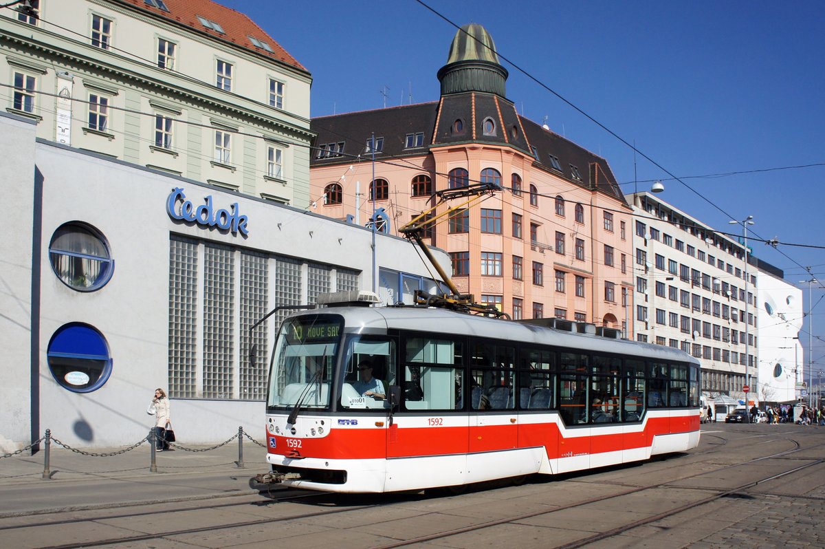 Tschechien / Straßenbahn (Tram) Brno / Brünn: Vario LFR.E - Wagen 1592 von Dopravní podnik města Brna a.s. (DPMB), aufgenommen im März 2017 am Hauptbahnhof der tschechischen Stadt Brünn.