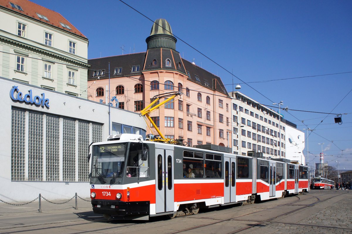 Tschechien / Straßenbahn (Tram) Brno / Brünn: Tatra KT8D5N - Wagen 1734 von Dopravní podnik města Brna a.s. (DPMB), aufgenommen im März 2017 am Hauptbahnhof der tschechischen Stadt Brünn.