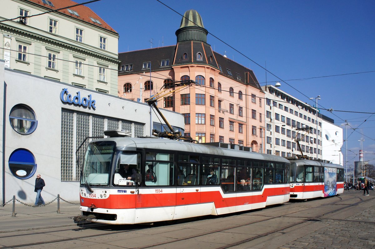 Tschechien / Straßenbahn (Tram) Brno / Brünn: Vario LFR.E - Wagen 1554 sowie Vario LFR.E - Wagen 1584 von Dopravní podnik města Brna a.s. (DPMB), aufgenommen im März 2017 am Hauptbahnhof der tschechischen Stadt Brünn.