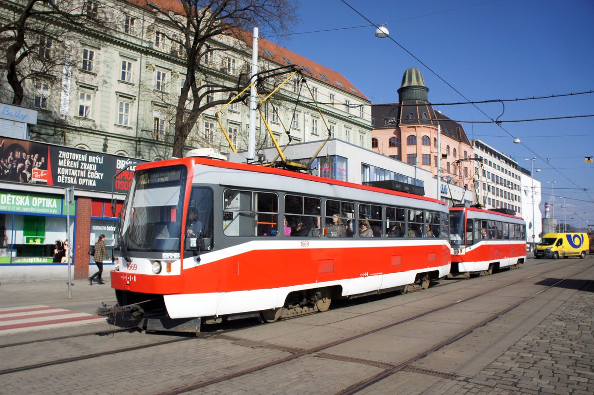 Tschechien / Straßenbahn (Tram) Brno / Brünn: Tatra T3RF - Wagen 1669 sowie Tatra T3RF - Wagen 1670 von Dopravní podnik města Brna a.s. (DPMB), aufgenommen im März 2017 am Hauptbahnhof der tschechischen Stadt Brünn. 