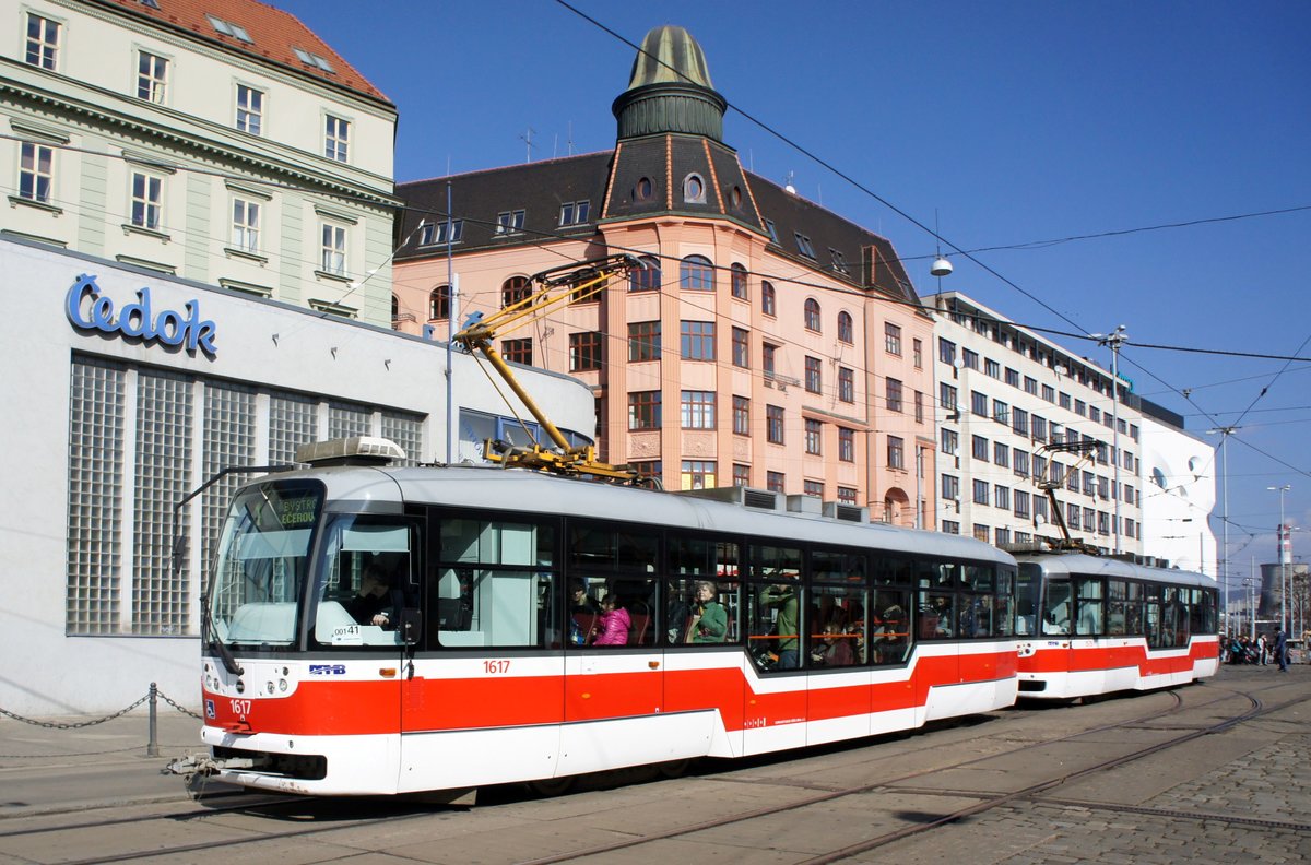 Tschechien / Straßenbahn (Tram) Brno / Brünn: Vario LFR.E - Wagen 1617 sowie Vario LFR.E - Wagen 1575 von Dopravní podnik města Brna a.s. (DPMB), aufgenommen im März 2017 am Hauptbahnhof der tschechischen Stadt Brünn.