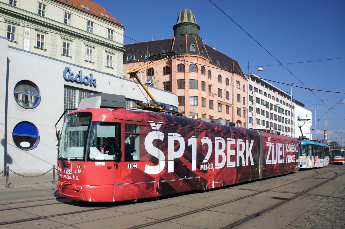 Tschechien / Straßenbahn (Tram) Brno / Brünn: Vario LF2R.E - Wagen 1103 sowie Vario LFR.E - Wagen 1556 von Dopravní podnik města Brna a.s. (DPMB), aufgenommen im März 2017 am Hauptbahnhof der tschechischen Stadt Brünn.