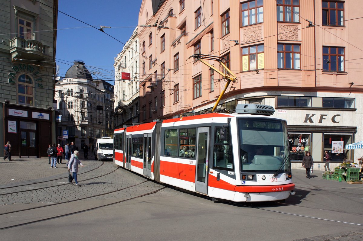 Tschechien / Straßenbahn (Tram) Brno / Brünn: Škoda 03T6 Anitra - Wagen 1813 von Dopravní podnik města Brna a.s. (DPMB), aufgenommen im März 2017 am Hauptbahnhof der tschechischen Stadt Brünn.