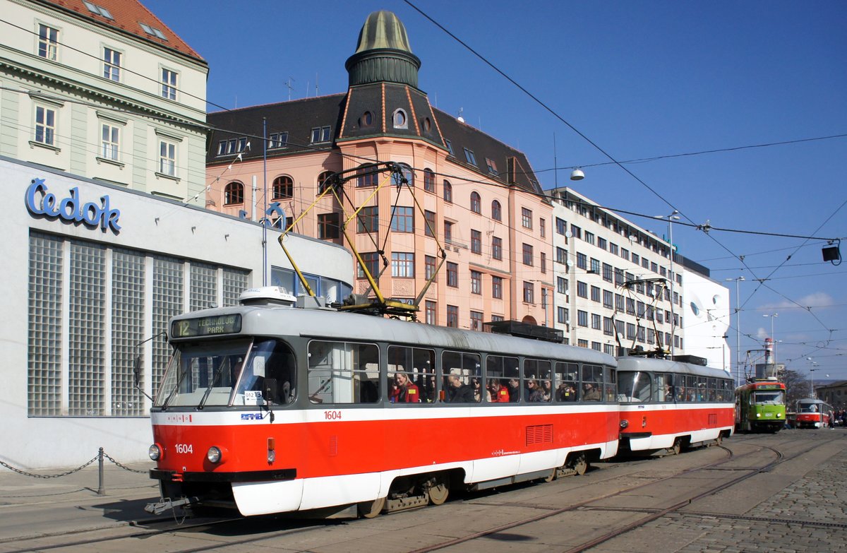 Tschechien / Straßenbahn (Tram) Brno / Brünn: Tatra T3G - Wagen 1604 sowie Tatra T3G - Wagen 1619 von Dopravní podnik města Brna a.s. (DPMB), aufgenommen im März 2017 am Hauptbahnhof der tschechischen Stadt Brünn. 