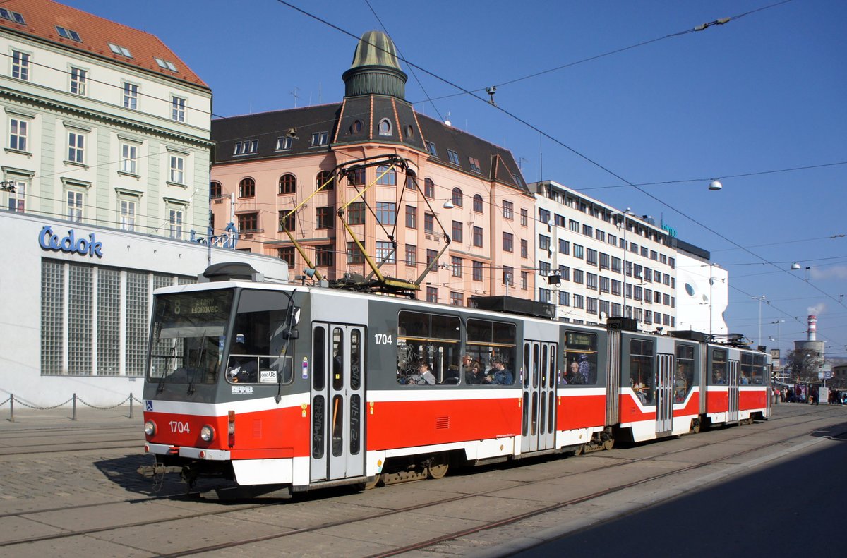Tschechien / Straßenbahn (Tram) Brno / Brünn: Tatra KT8D5.RN2 - Wagen 1704 von Dopravní podnik města Brna a.s. (DPMB), aufgenommen im März 2017 am Hauptbahnhof der tschechischen Stadt Brünn.