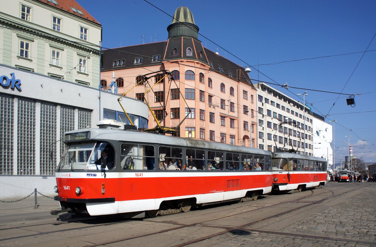 Tschechien / Straßenbahn (Tram) Brno / Brünn: Tatra T3G - Wagen 1641 sowie Tatra T3G - Wagen 1642 von Dopravní podnik města Brna a.s. (DPMB), aufgenommen im März 2017 am Hauptbahnhof der tschechischen Stadt Brünn. 