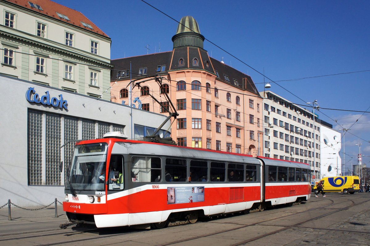Tschechien / Straßenbahn (Tram) Brno / Brünn: Tatra K2R - Wagen 1066 von Dopravní podnik města Brna a.s. (DPMB), aufgenommen im März 2017 am Hauptbahnhof der tschechischen Stadt Brünn. 