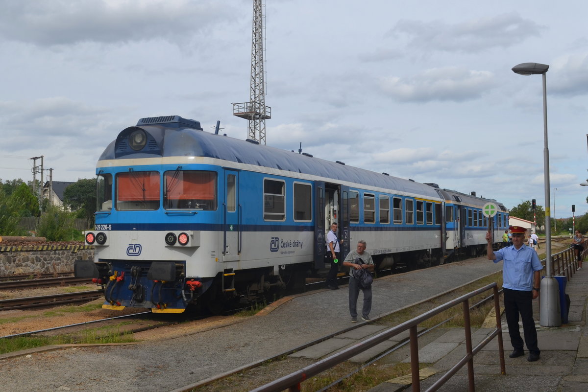 Tschechien: Bahnpersonal  Abfahrt  Steuerwagen CD 90-29 226-5 & 845 222-7 in Okrisky 27.08.2020