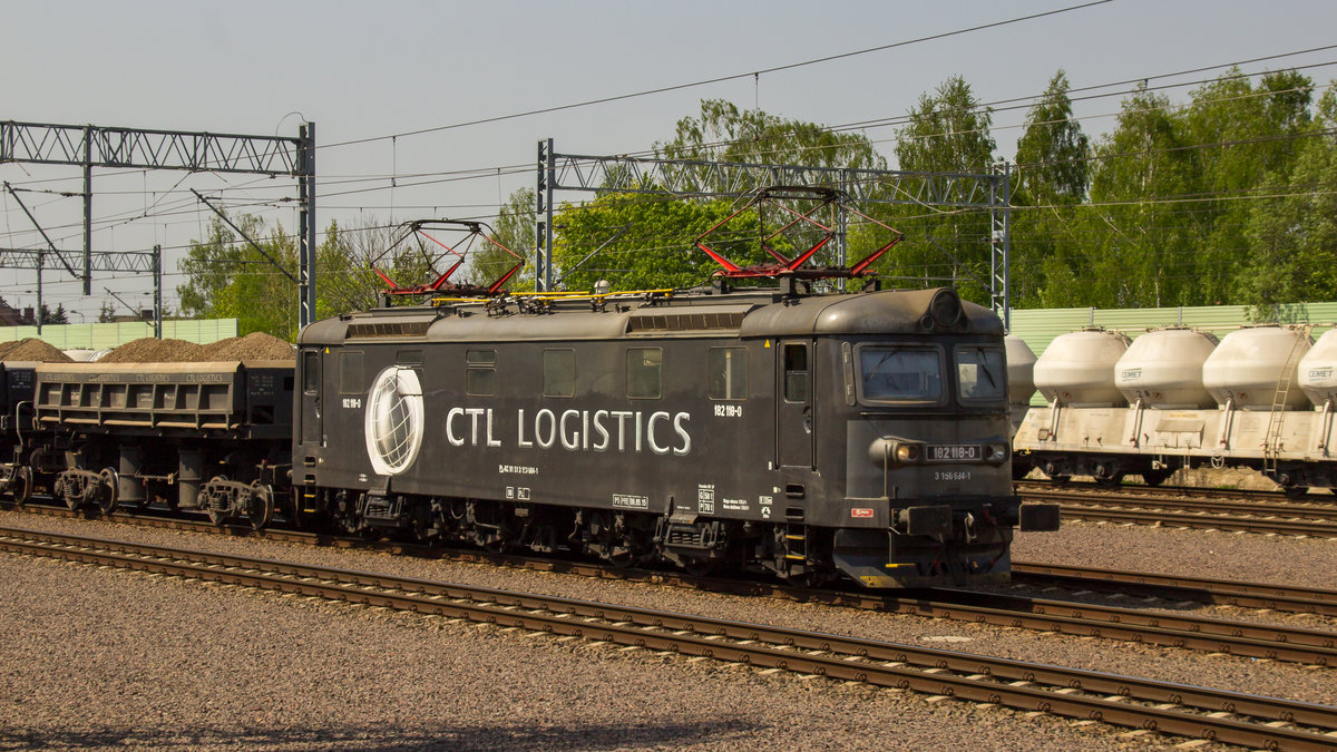 Tschechische E-Loks in Polen. Bei CTL sind mehrer dieser formschönen E-Loks anzutreffen. Hier 182 118-0 am 30. April 2018 in Tluszcz. 