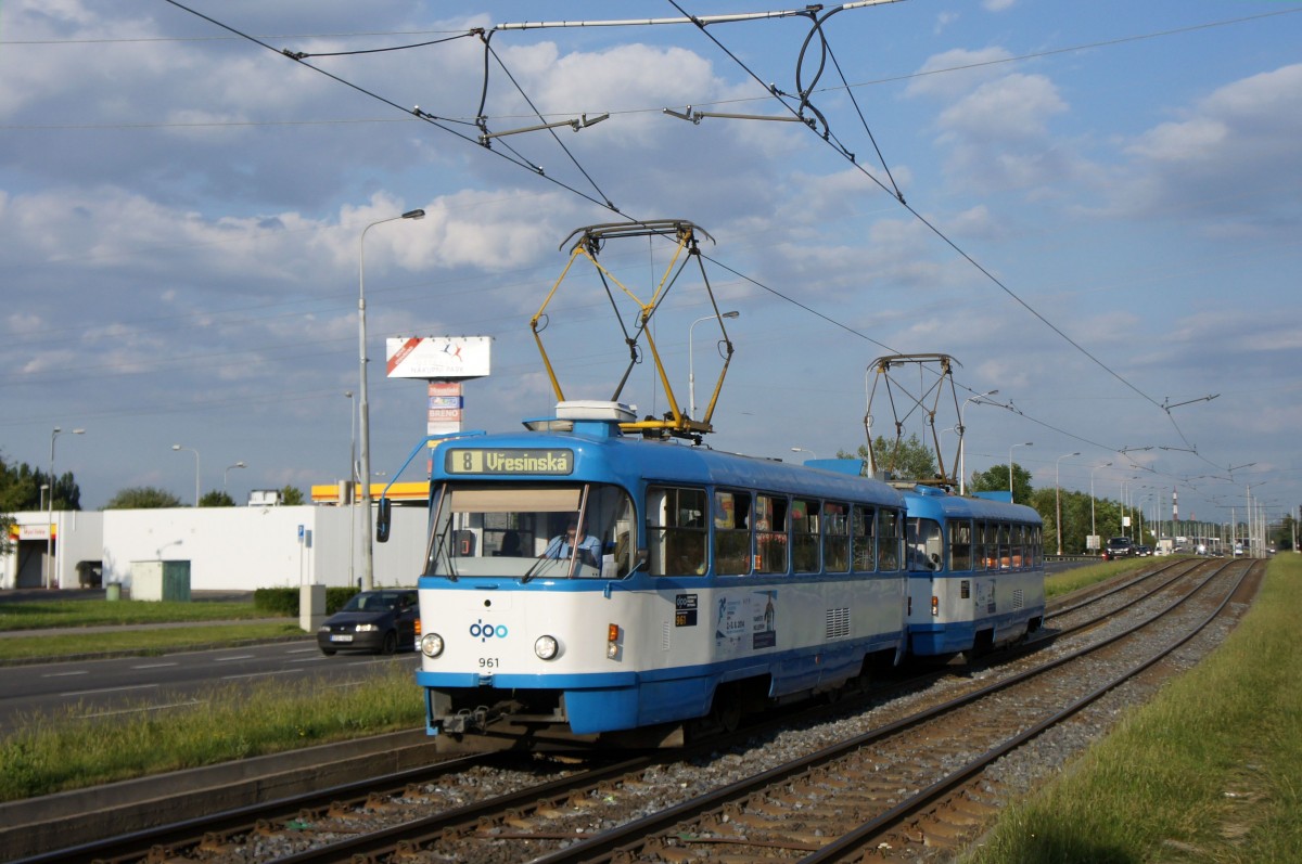 Tschechische Republik / Straßenbahn Ostrava: Tatra T3SUCS - Wagennummer 961 sowie ein weiterer Tatra T3SUCS (beide mit Scherenstromabnehmer) ...aufgenommen im Juni 2014 an der Haltestelle  Zahrádky  in Ostrava.