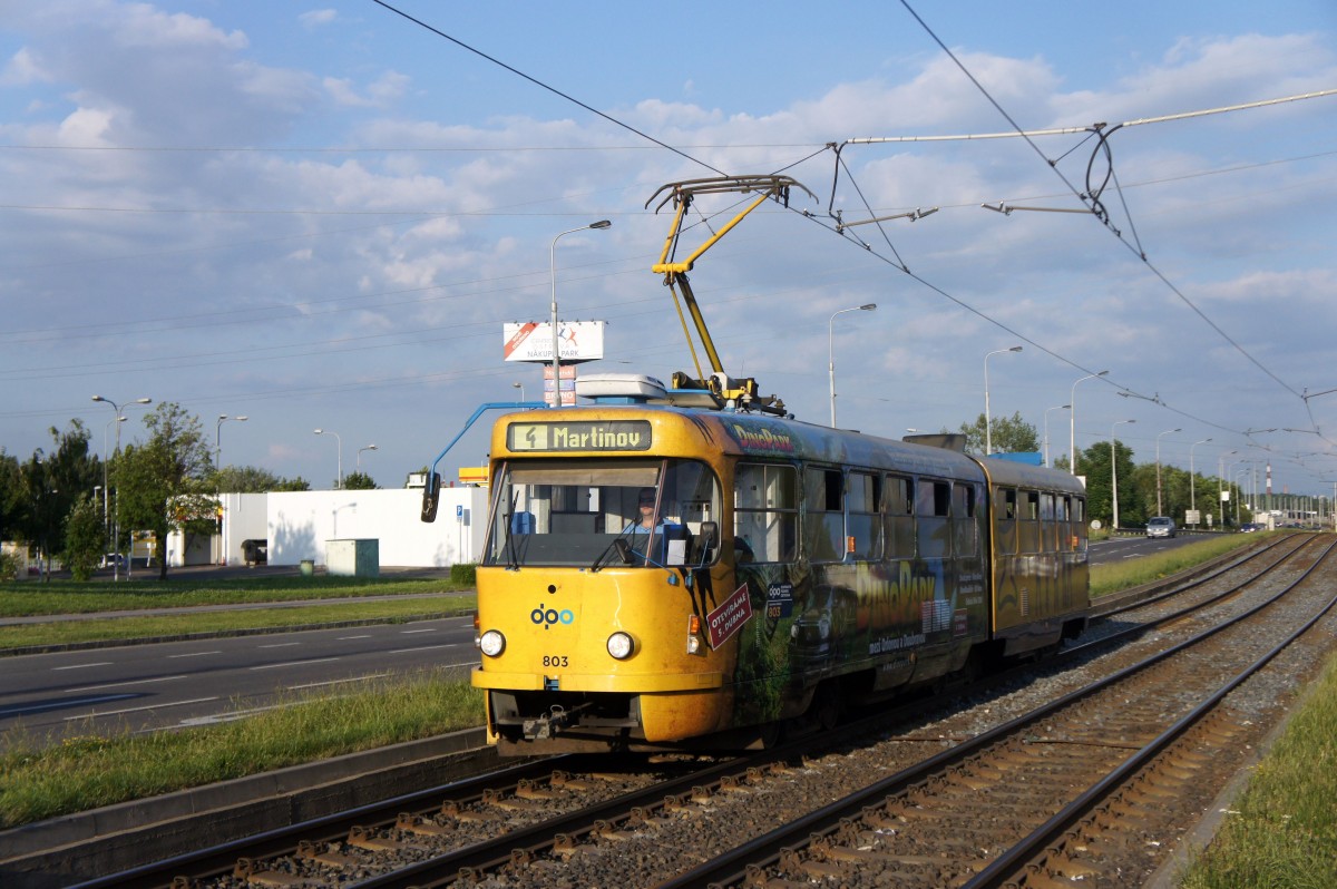 Tschechische Republik / Straßenbahn Ostrava: Tatra K2P - Wagennummer 803 ...aufgenommen im Juni 2014 an der Haltestelle  Zahrádky  in Ostrava.