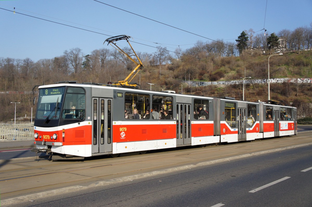 Tschechische Republik / Straßenbahn Prag: Tatra KT8D5.RN2P - Wagen 9079 ...aufgenommen im März 2015 auf der Brücke mit dem Namen  Štefánikuv most  in Prag.
