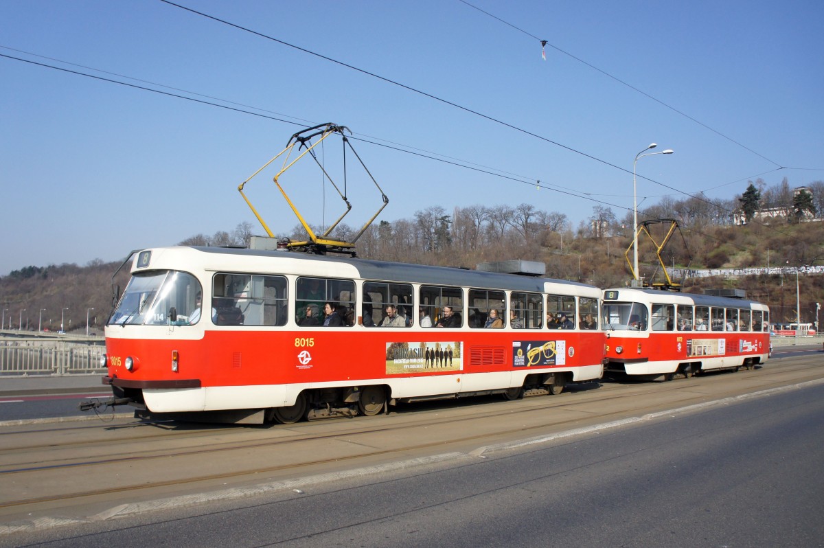 Tschechische Republik / Straßenbahn Prag: Tatra T3M2-DVC - Wagen 8015 / Tatra T3M2-DVC - Wagen 8072 ...aufgenommen im März 2015 auf der Brücke mit dem Namen  Štefánikuv most  in Prag. 