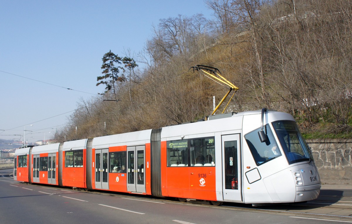 Tschechische Republik / Straßenbahn Prag: Škoda 14T - Wagen 9136 ...unterwegs im März 2015 als Linie 17 auf der Straße mit dem Namen  Nábřeží Edvarda Beneše  in Prag.
