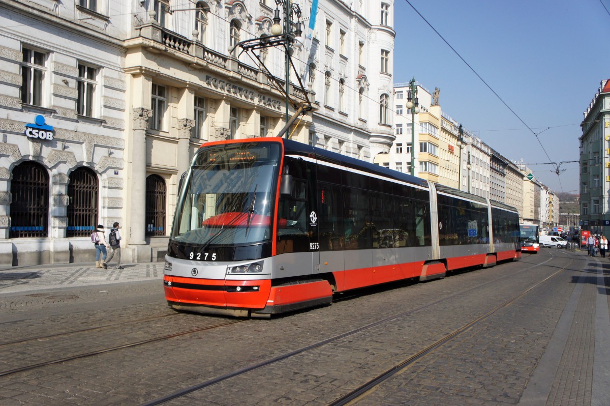Tschechische Republik / Straßenbahn Prag: Škoda 15T - Wagen 9275 ...aufgenommen im März 2015 am Platz  Náměstí Republiky  in Prag. 
