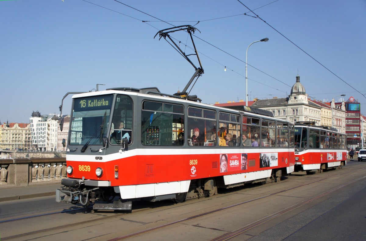 Tschechische Republik / Straenbahn Prag: Tatra T6A5 - Wagen 8639 / Tatra T6A5 - Wagen 8668 ...aufgenommen im Mrz 2015 auf der Brcke mit dem Namen  Palackho most  in Prag.