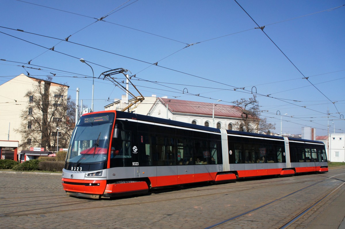 Tschechische Republik / Straenbahn Prag:  koda 15T - Wagen 9323 ...aufgenommen im Mrz 2015 an der Haltestelle  Palmovka  in Prag. 
