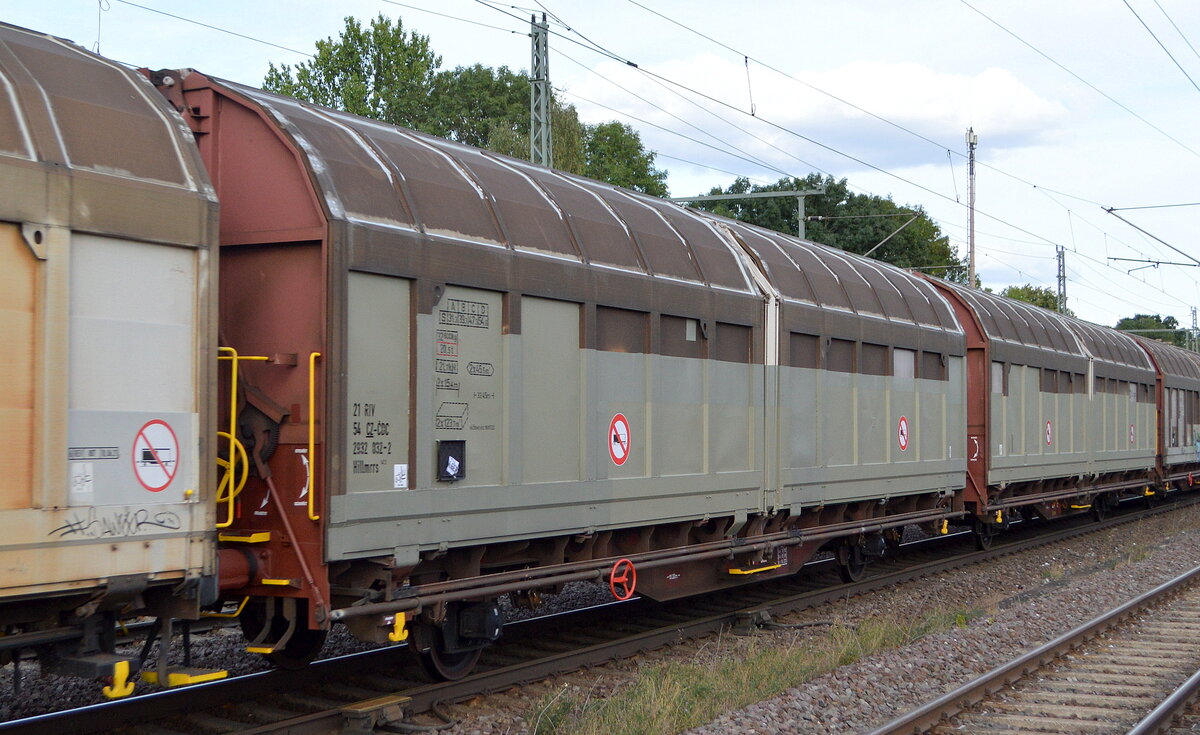 Tschechische Wageneinheit mit Schiebewänden der CD Cargo mit der Nr. 21 RIV 54 CZ-CDC 2932 032-2 Hillmrrs in einem Ganzzug Schiebewandwagen am 31.08.22 Durchfahrt Bahnhof Niederndodeleben.