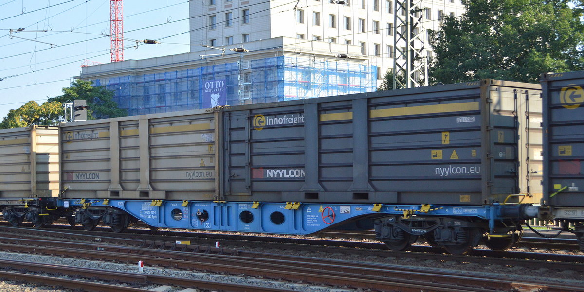 Tschechischer blauer Drehgestell-Containertragwagen vom Einsteller TSS Cargo a.s. mit der Nr. 33 TEN 54 CZ-TSSC 4575 727-1 Sgnss in einem Ganzzug am 15.09.20 Dresden Hbf.