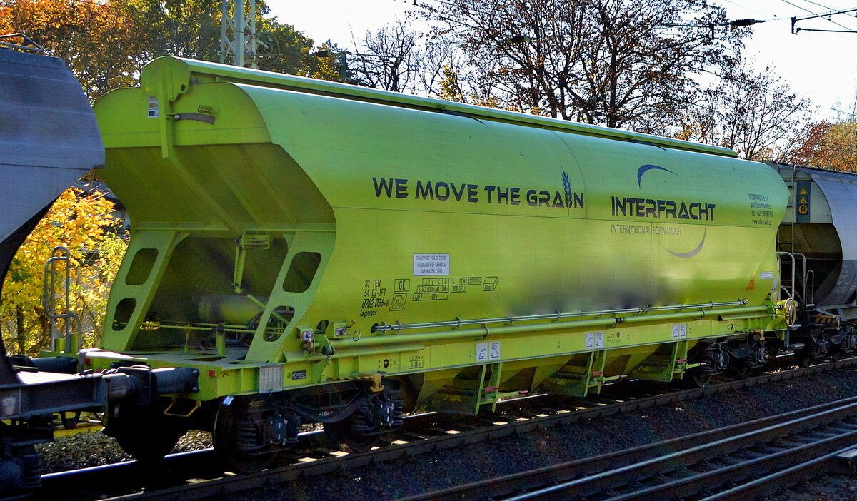 Tschechischer Drehgestell-Schüttgutwagen mit Schwenkdach und dosierbarer Schwerkraftentladung für Getreide von der Fa. INTERFRACHT s.r.o. mit der Nr. 33 TEN 54 CZ-IFT 0762 036-8 Tagnpps (GE) in einem Getreidezug am 26.10.22 Berlin Hirschgarten.