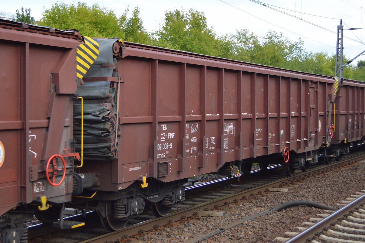 Tschechischer Drehgestellwagen mit Rolldach vom Einsteller Financial Found a.s. mit der Nr. 33 TEN 54 CZ-FINF 0802 008-9 Tamns 149.1, nicht ganz ordnungsgemäß mit abgerolltem Dach trotz Leerfahrt bei Transport am 10.08.18 Bf. Berlin-Hohenschönhausen.
